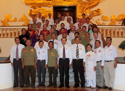Deputy PM receives Ca Mau revolutionaries  - ảnh 1